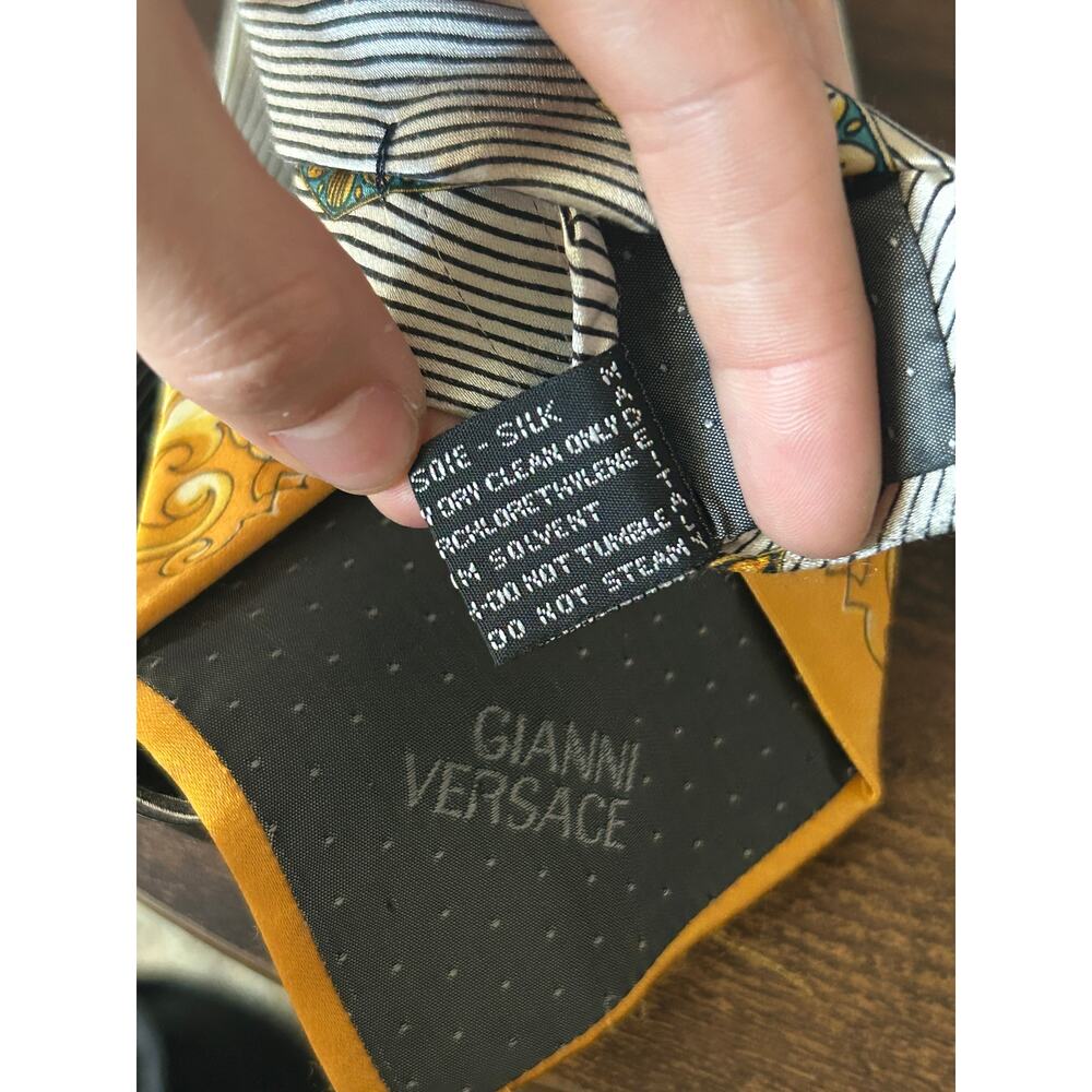 🖤💛 Vintage Gianni Versace Versus Silk Tie – Baroque + Diamond Motif - Picture 9 of 9